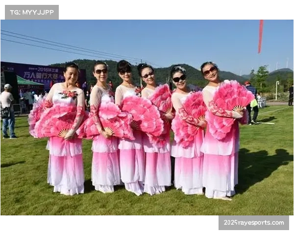 赛场花絮:大雨中进行的巴拉多利德主场战,工作人员多次进场处理积水